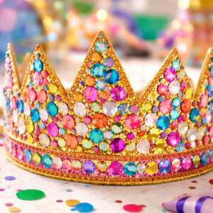 DIY-Idee Faschingskrone mit Pailletten basteln