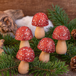 DIY-Idee Holzpilze mit Glitter dekorativ in Szene setzen