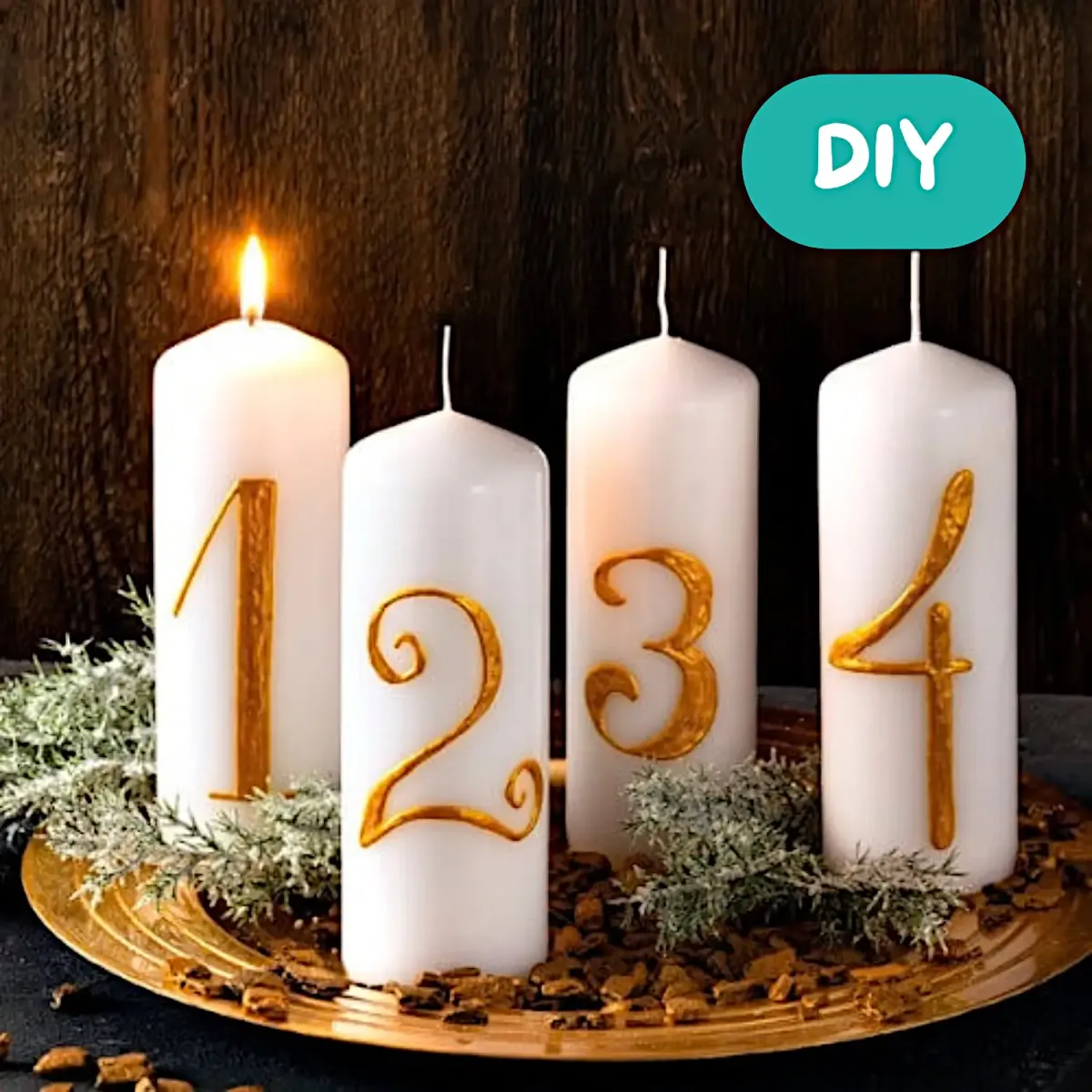 Vier weiße Adventskerzen mit goldenen Zahlen 1, 2, 3 und 4 auf einer dekorativen Unterlage, gestaltet als festliche Adventsdekoration.