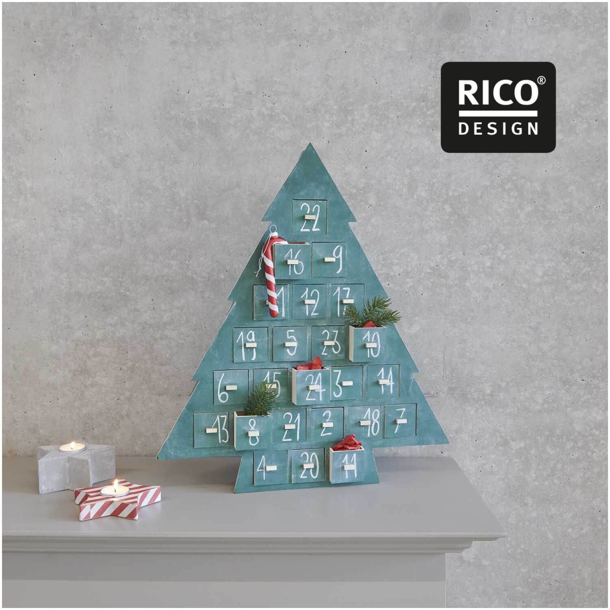 Dekorationsbeispiel mit Baumschmuck Zuckerstange aus Glas an Adventskalender