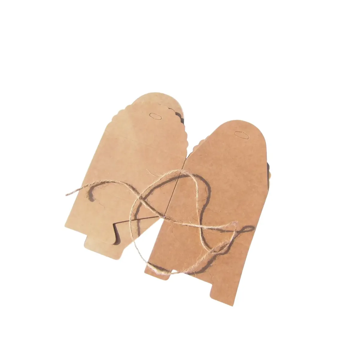 Flach liegende Geschenkbox aus Kraftpapier mit beiliegender Jutekordel