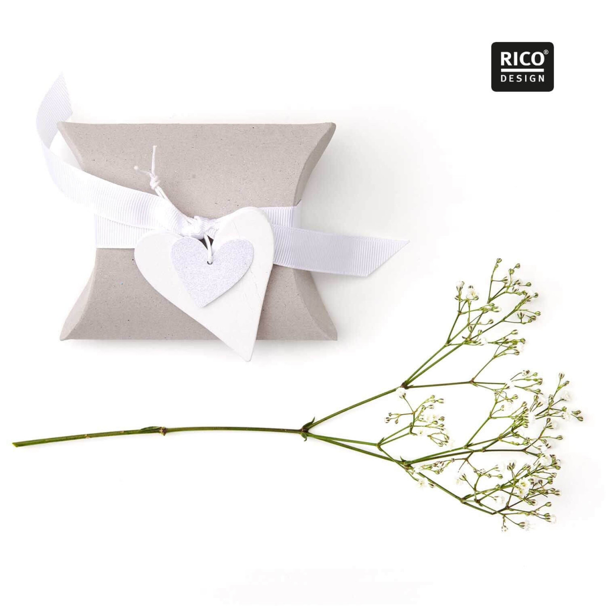 Anwendungsbeispiel Holzhaenger Herz weiss an Geschenkverpackung