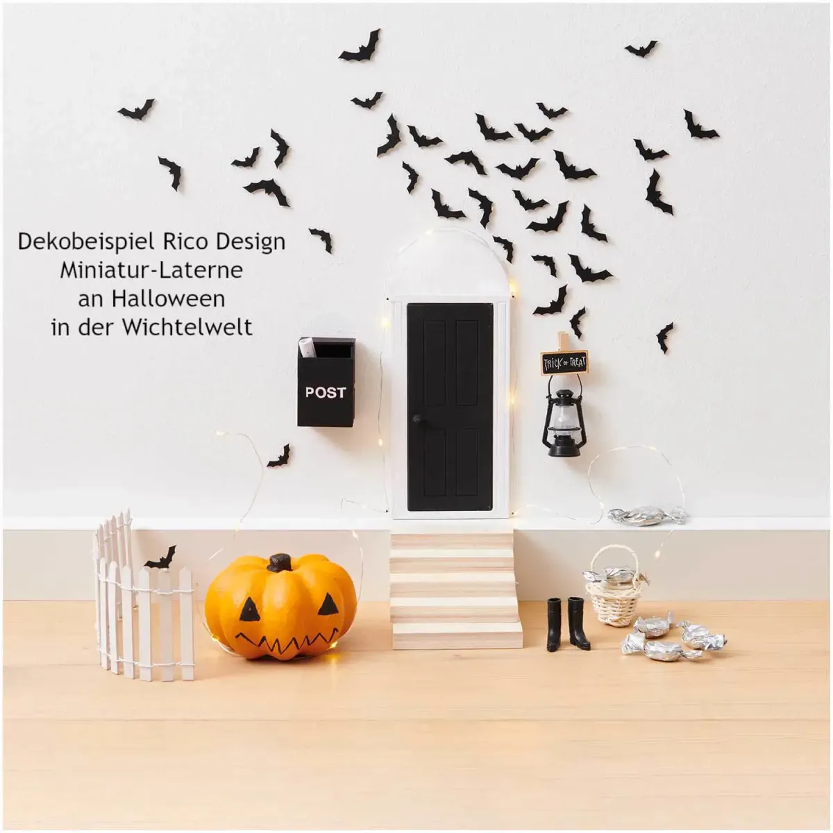 Dekorierte Wichteltür mit Miniatur Laterne und Halloween-Dekoration