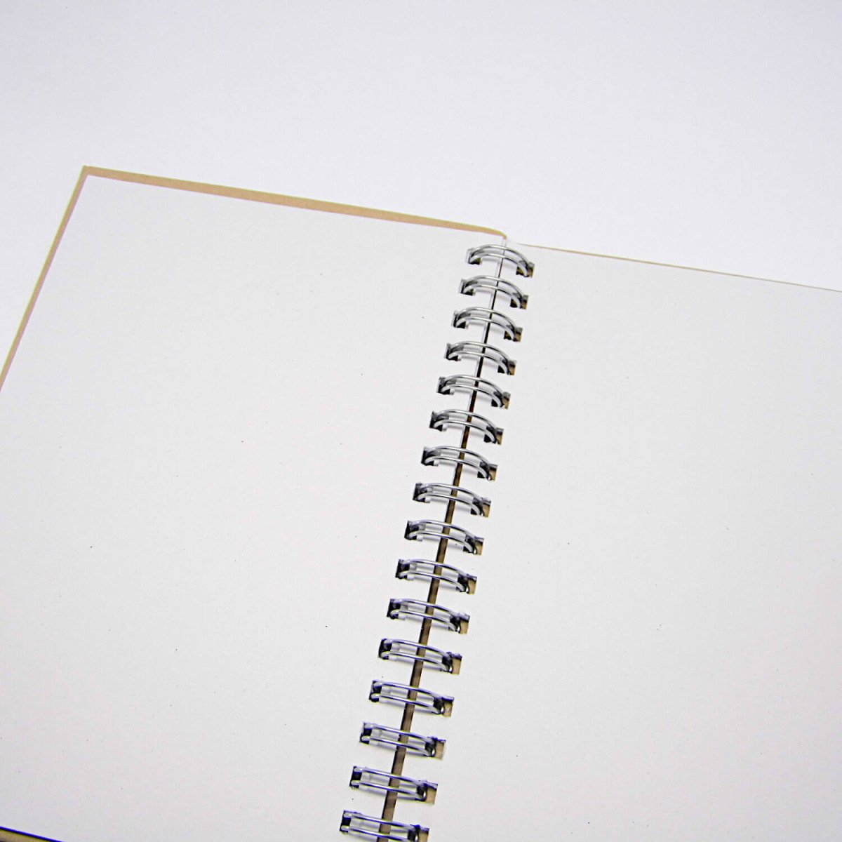 Notizbuch A6 mit Spiralbindung – aufgeklappt mit sichtbaren leeren Seiten