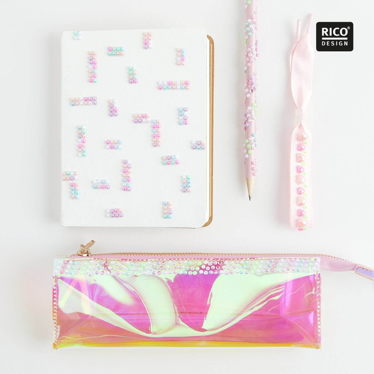 Anwendungsbeispiele mit Perlentape Multicolor auf Notizbuch, Etui, Stiften und Bändern