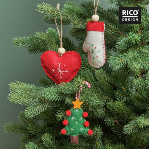 Filzherz mit Stickerei – Rot Anwendungsbeispiel am Weihnachtsbaum