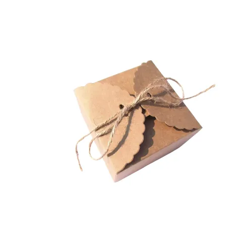 Geschlossene Geschenkbox aus Kraftpapier mit zusammengebundenem Deckel und Jutekordel