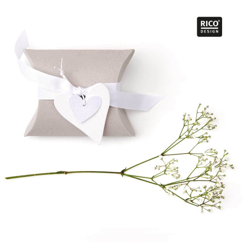 Anwendungsbeispiel Holzhaenger Herz weiss an Geschenkverpackung