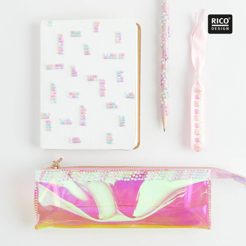 Anwendungsbeispiele mit Perlentape Multicolor auf Notizbuch, Etui, Stiften und Bändern