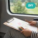 DIY Ideen Beschäftigung Kind malt im Zug Bilder auf einem Klemmbrett befestigt