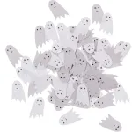 Konfetti mit weißen Gespenstern aus Papier ausgestreut